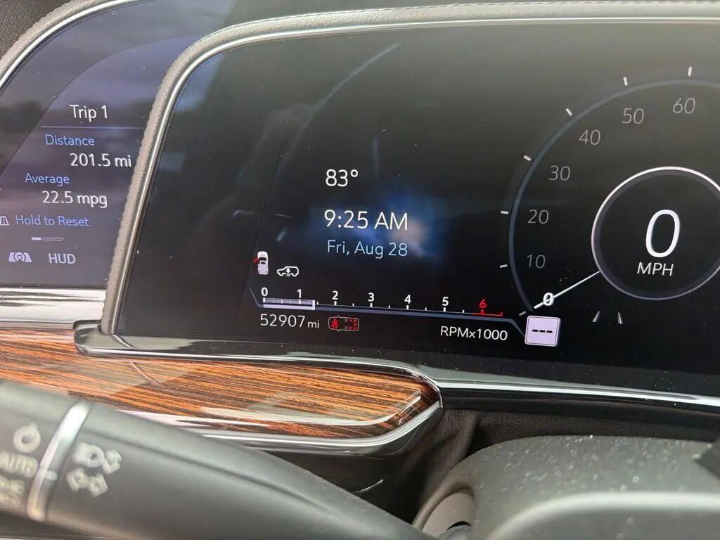 2022 Cadillac Escalade Premium Luxury — photo 1 of 13