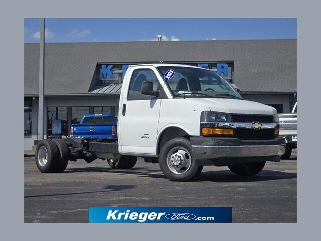 2023 Chevrolet Express 4500 — photo 1 of 13