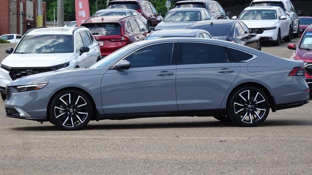2023 Honda Accord Hybrid Touring — photo 1 of 1