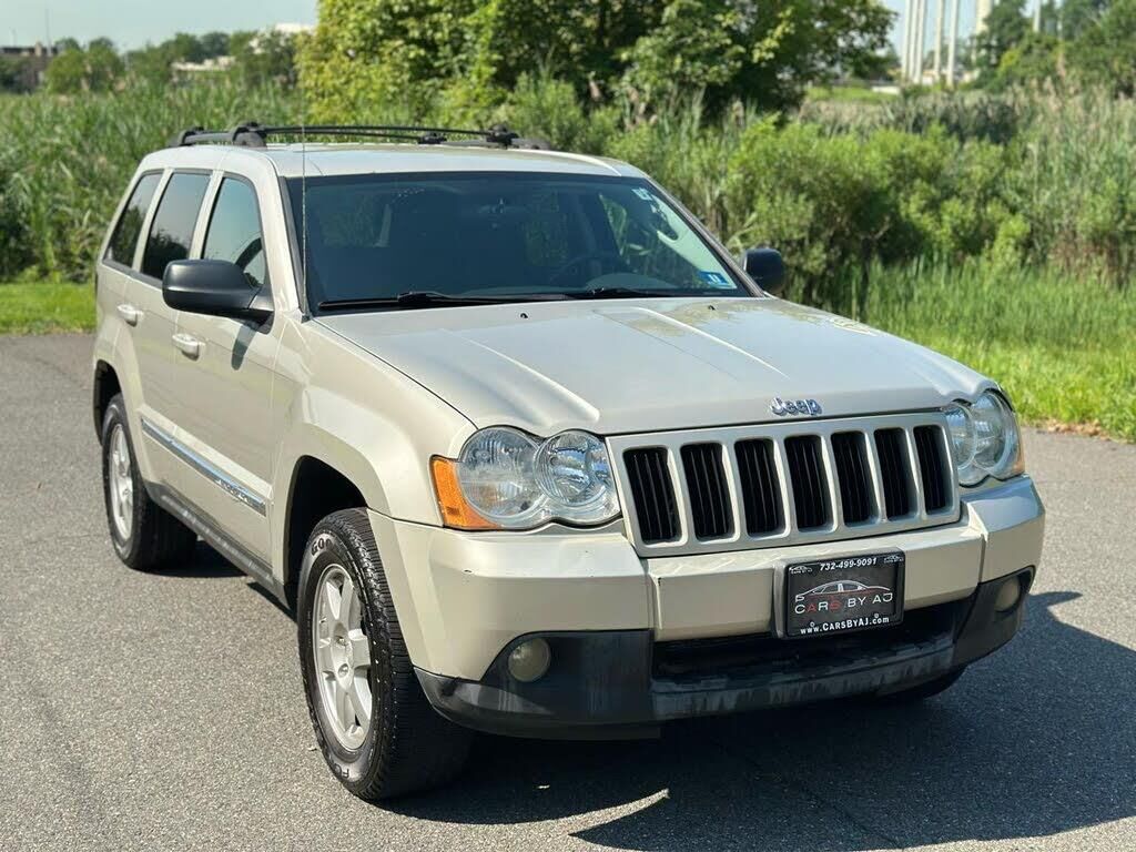 2010 Jeep Grand Cherokee Laredo — photo 1 of 1