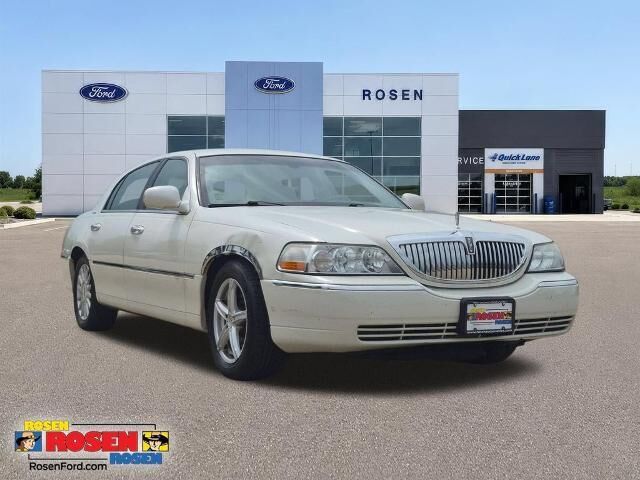 2003 Lincoln Town Car Executive — photo 1 of 26