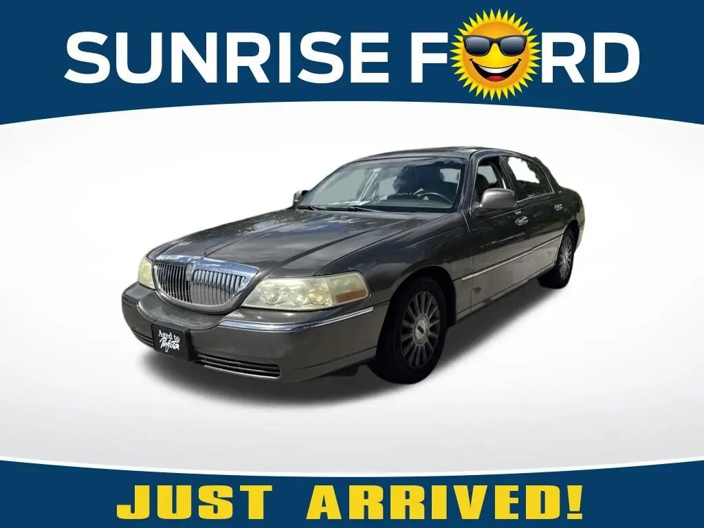 2004 Lincoln Town Car Signature — photo 1 of 13