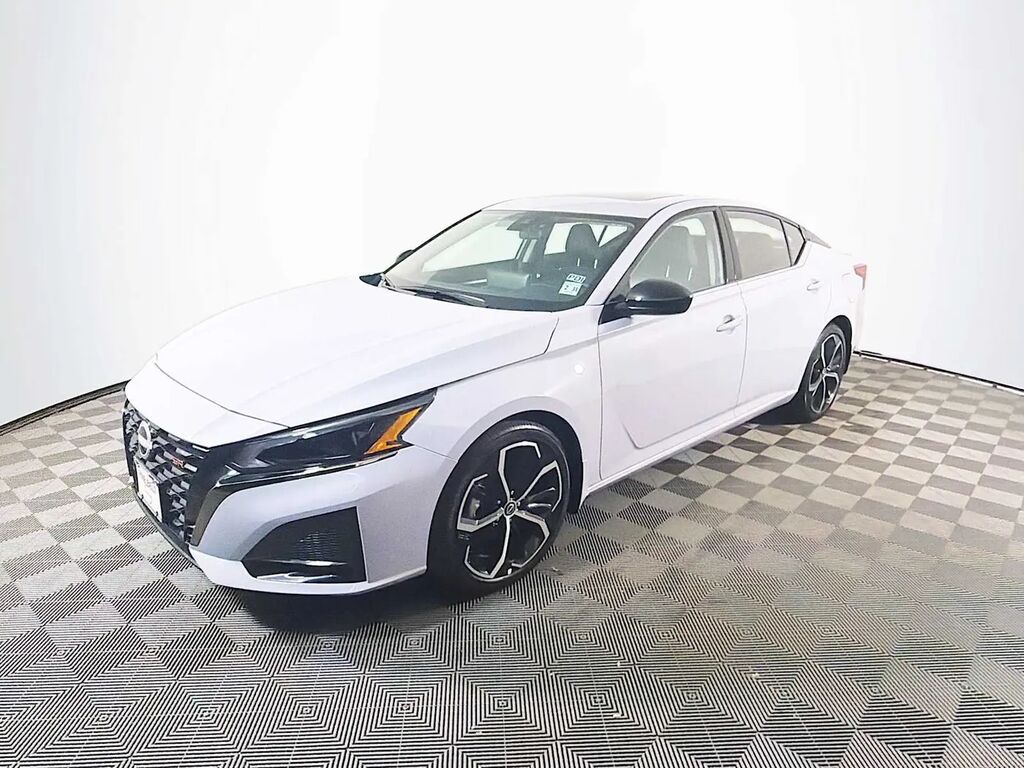 2025 Nissan Altima 2.5 SR — photo 1 of 13