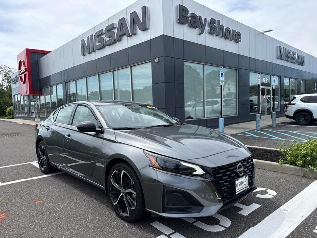 2025 Nissan Altima 2.5 SR — photo 1 of 117