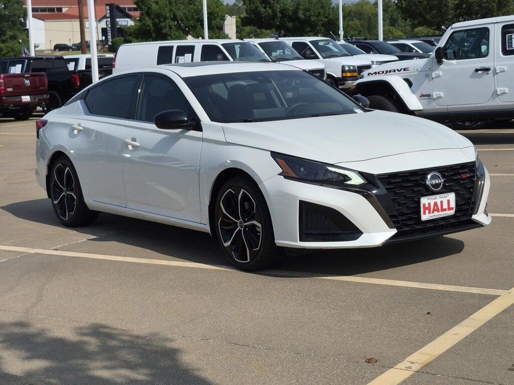 2023 Nissan Altima 2.5 SR — photo 1 of 26