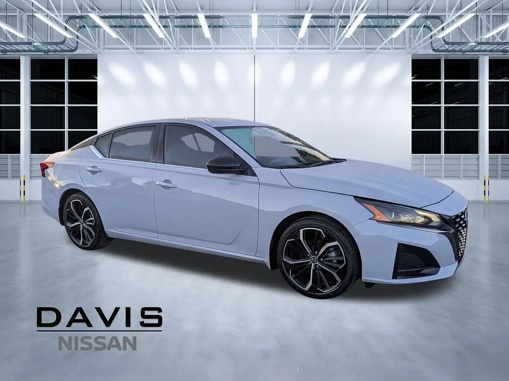 2023 Nissan Altima 2.5 SR — photo 1 of 13