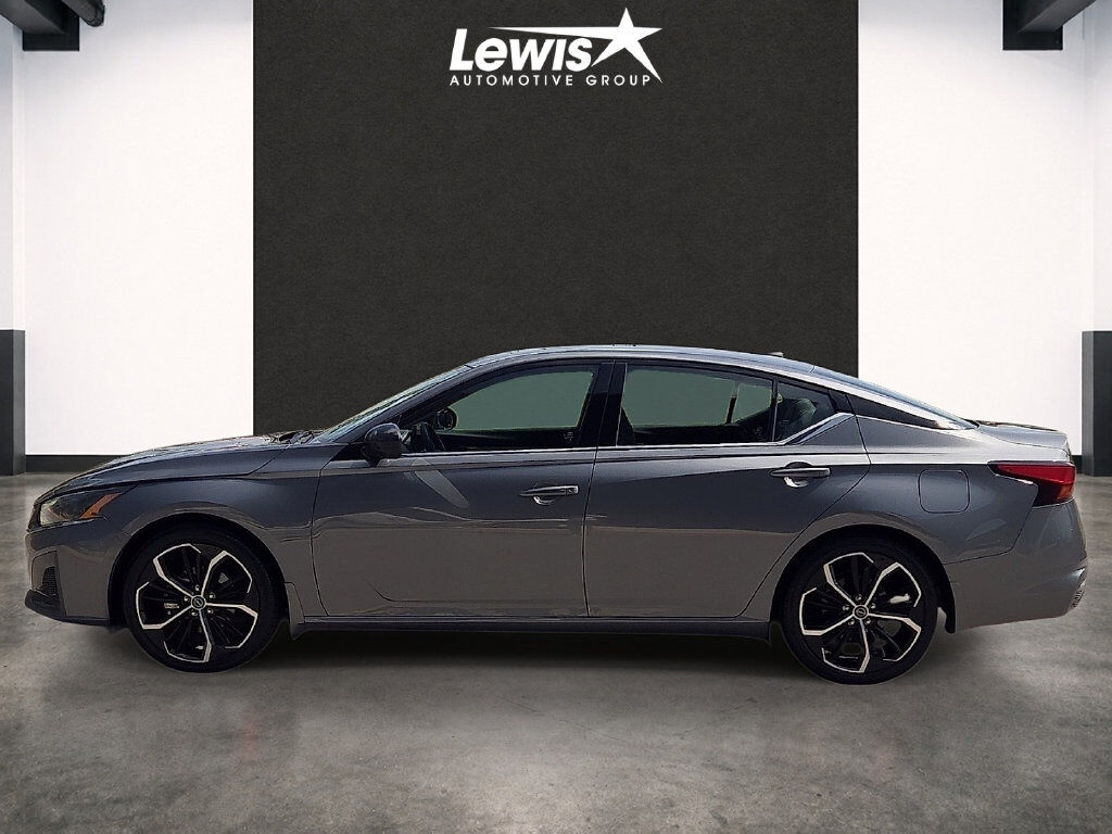 2025 Nissan Altima 2.5 SR — photo 1 of 12
