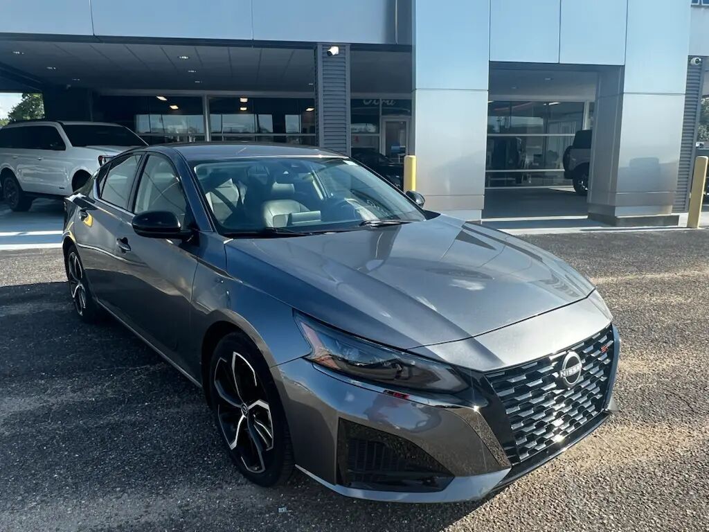 2025 Nissan Altima 2.5 SR — photo 1 of 11