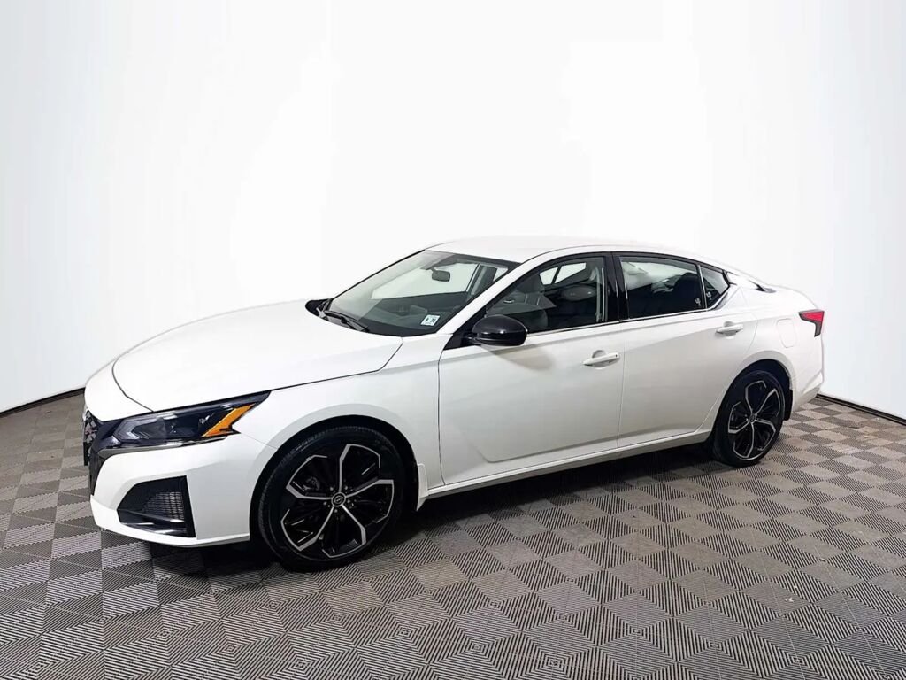 2025 Nissan Altima 2.5 SR — photo 1 of 13