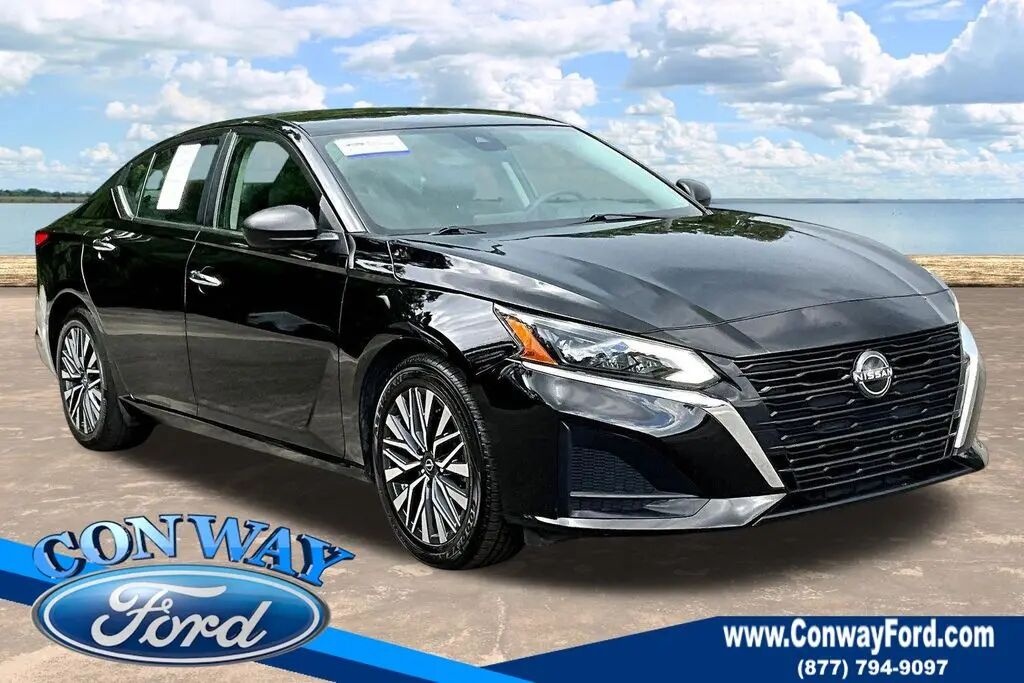 2024 Nissan Altima 2.5 SV — photo 1 of 12