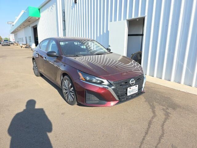 2024 Nissan Altima 2.5 SV — photo 1 of 10