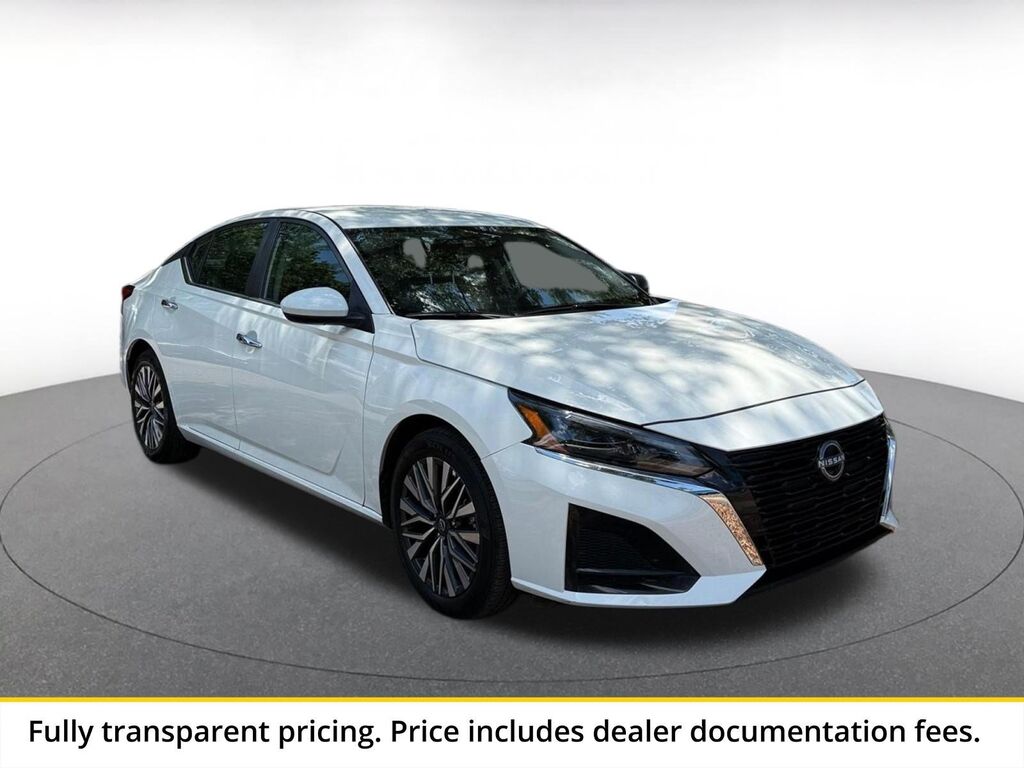 2025 Nissan Altima SV — photo 1 of 13
