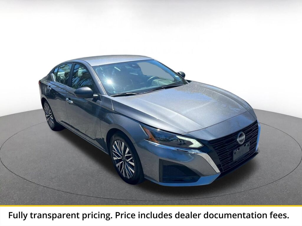 2025 Nissan Altima SV — photo 1 of 13