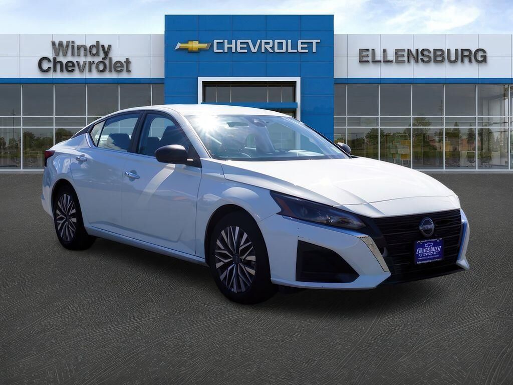 2025 Nissan Altima 2.5 SV — photo 1 of 52