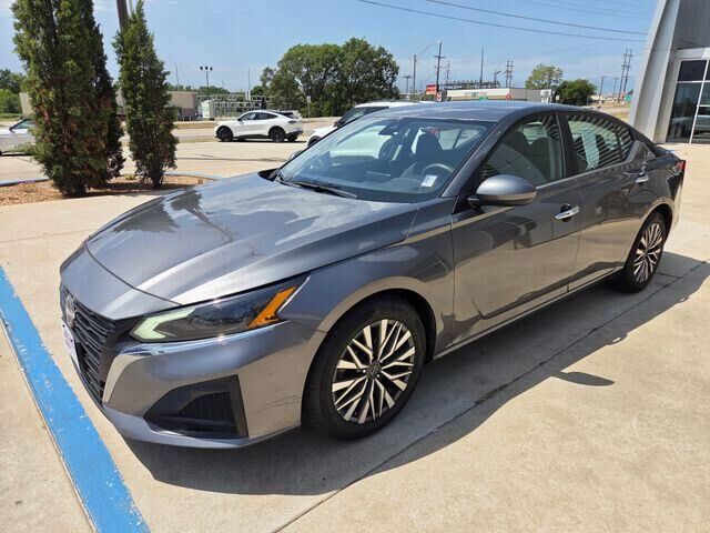 2023 Nissan Altima 2.5 SV — photo 1 of 26