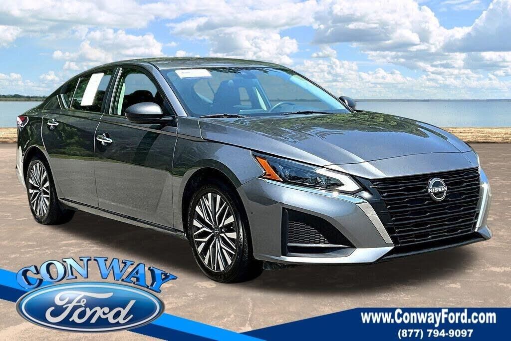 2024 Nissan Altima 2.5 SV — photo 1 of 13