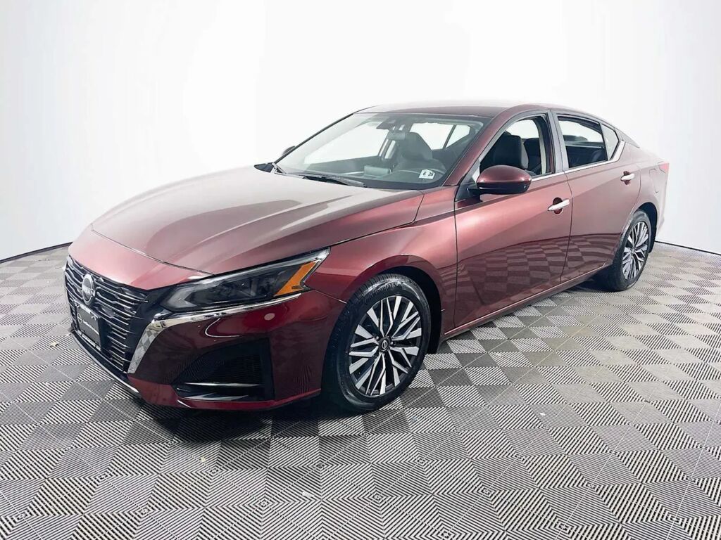 2023 Nissan Altima 2.5 SV — photo 1 of 13