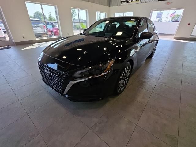 2025 Nissan Altima 2.5 SV — photo 1 of 13
