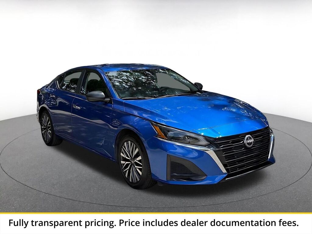 2025 Nissan Altima SV — photo 1 of 13