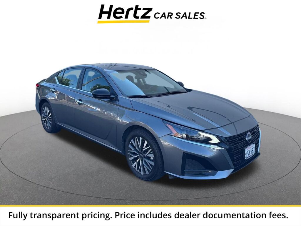2025 Nissan Altima SV — photo 1 of 17