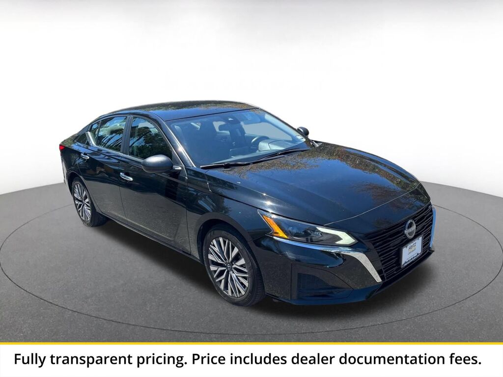 2025 Nissan Altima SV — photo 1 of 13