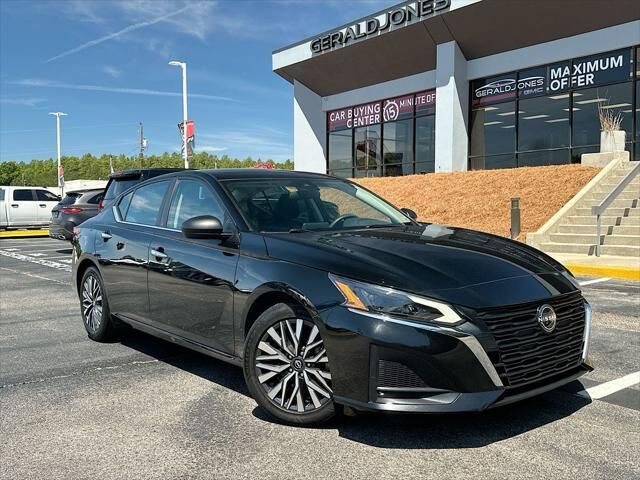 2024 Nissan Altima 2.5 SV — photo 1 of 13