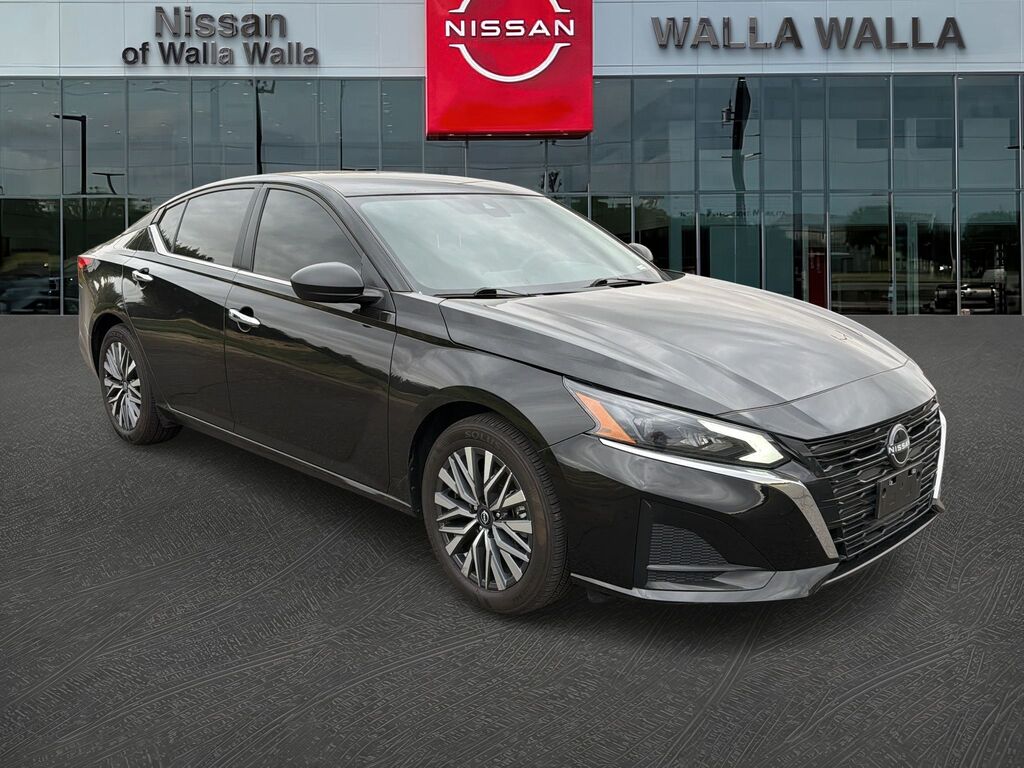 2025 Nissan Altima — photo 1 of 11