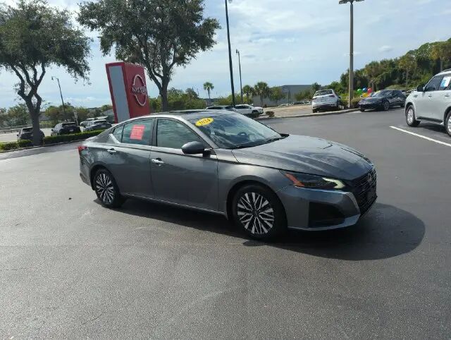 2024 Nissan Altima 2.5 SV — photo 1 of 13