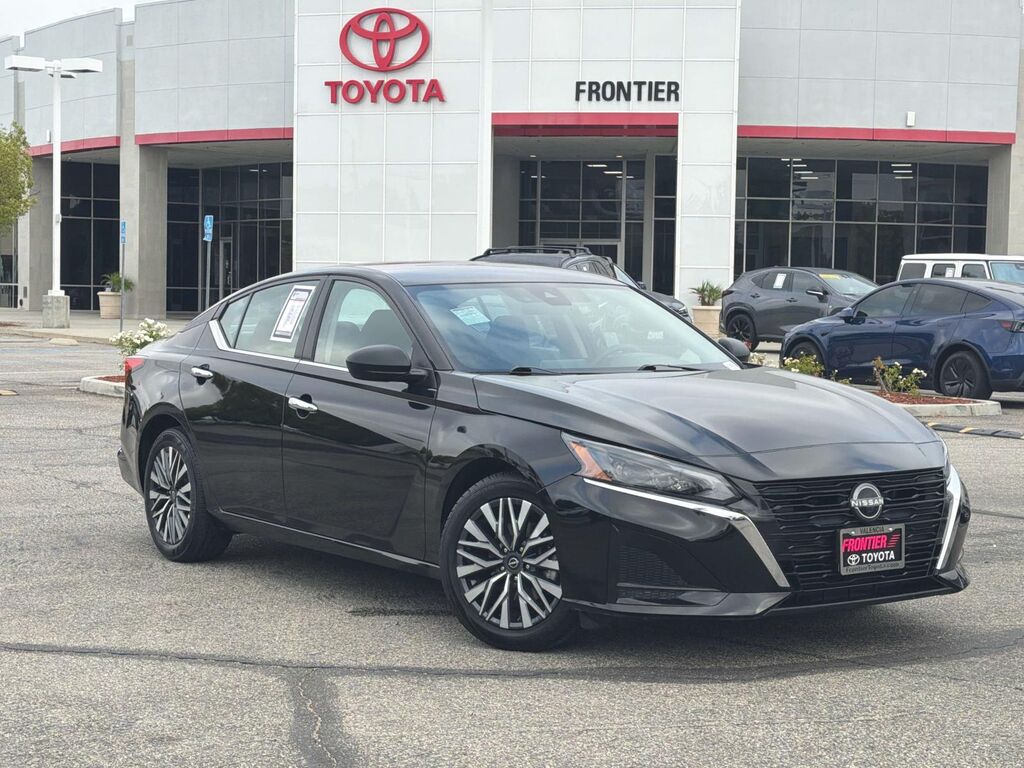 2025 Nissan Altima SV FWD — photo 1 of 13