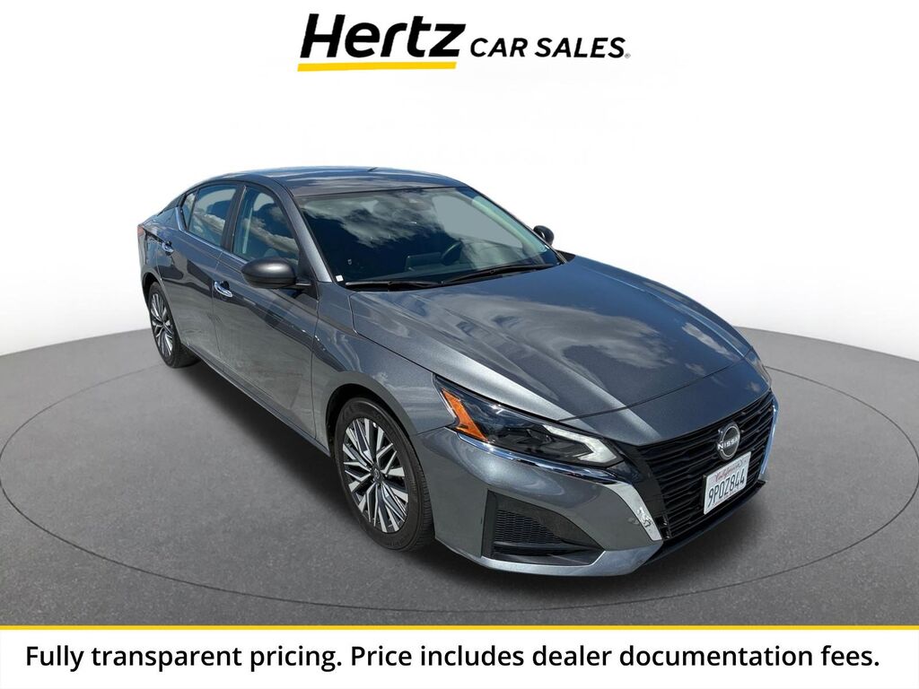 2025 Nissan Altima SV — photo 1 of 14