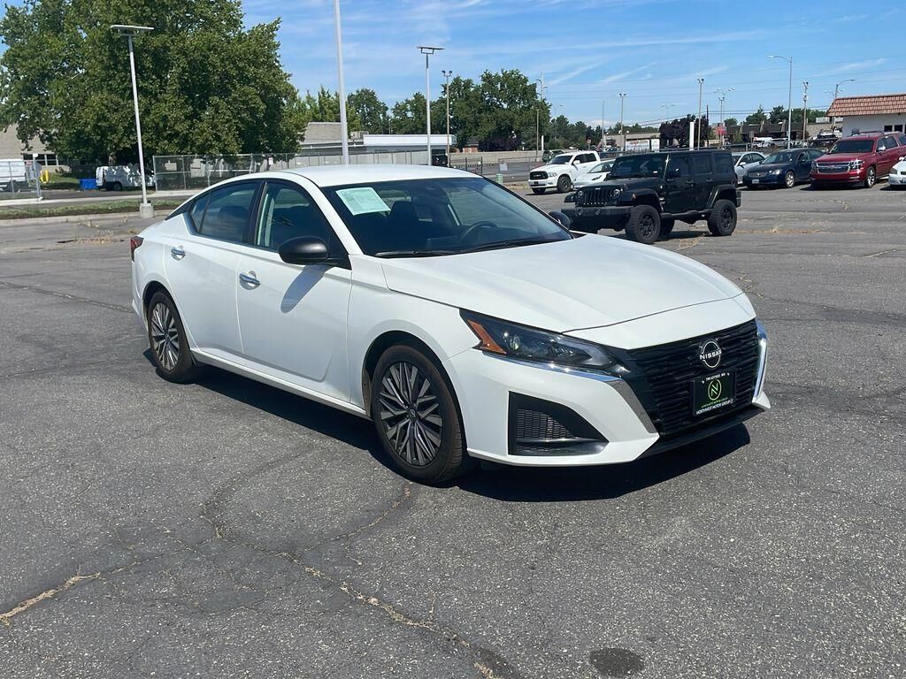2025 Nissan Altima 2.5 SV — photo 1 of 13