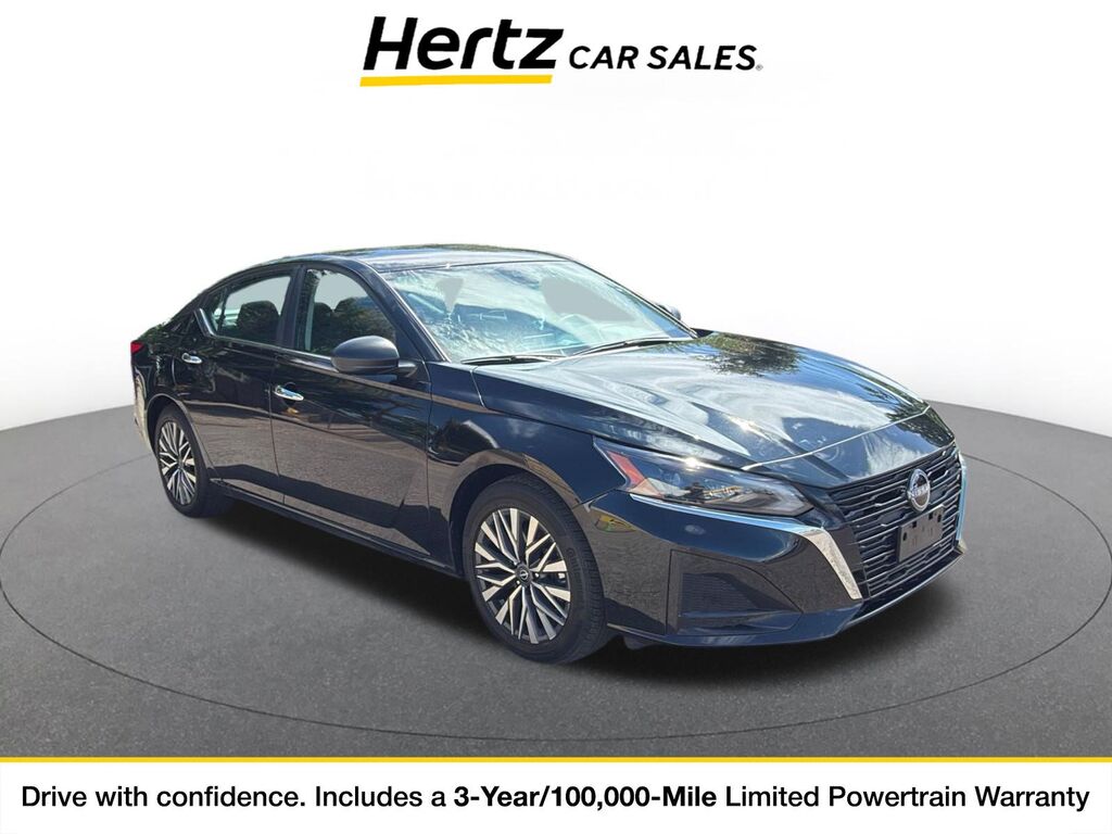 2025 Nissan Altima SV — photo 1 of 11