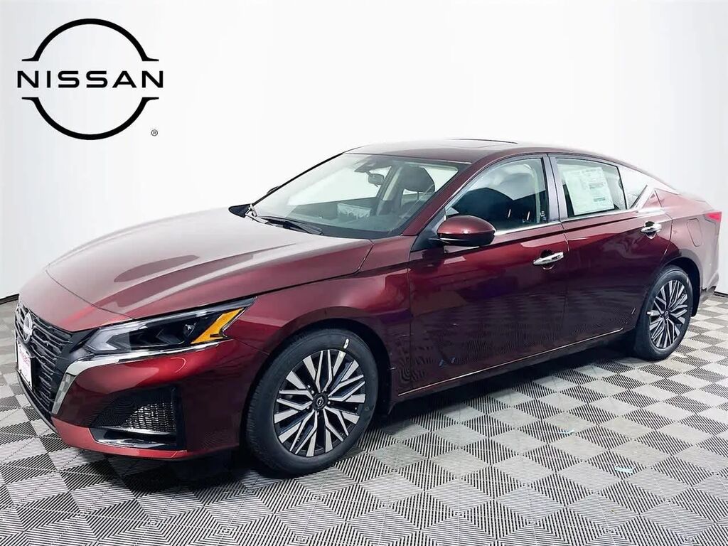 2025 Nissan Altima 2.5 SV — photo 1 of 14