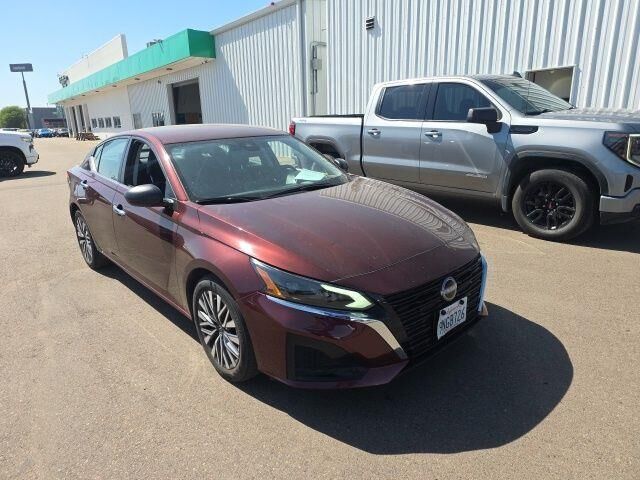 2025 Nissan Altima 2.5 SV — photo 1 of 10