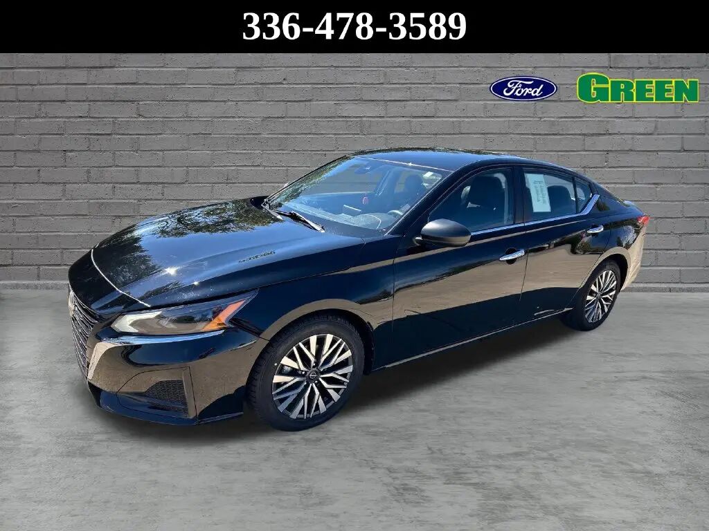 2025 Nissan Altima 2.5 SV — photo 1 of 13