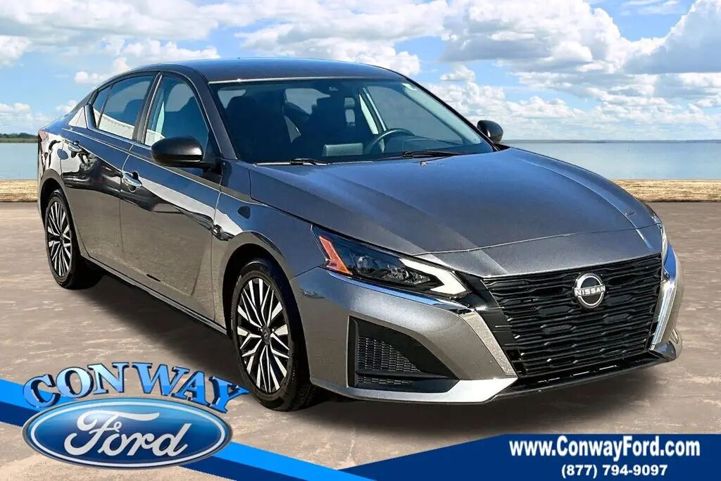 2025 Nissan Altima 2.5 SV — photo 1 of 13