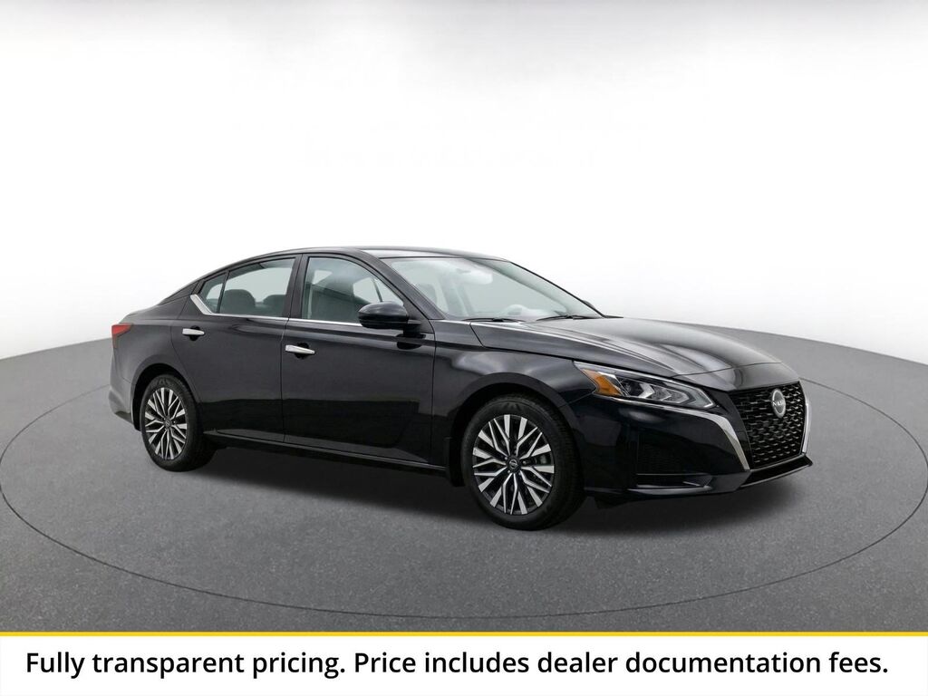 2025 Nissan Altima SV — photo 1 of 10