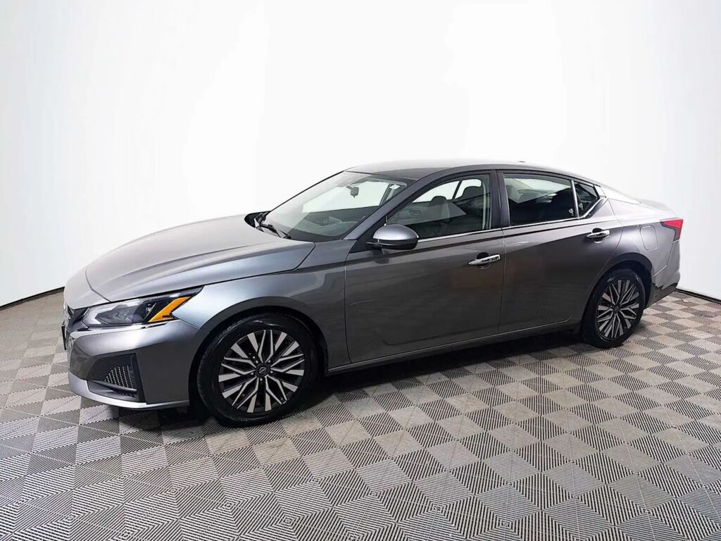 2023 Nissan Altima 2.5 SV — photo 1 of 13
