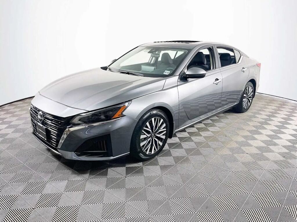 2024 Nissan Altima 2.5 SV — photo 1 of 13
