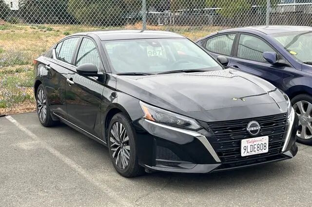2024 Nissan Altima 2.5 SV — photo 1 of 3