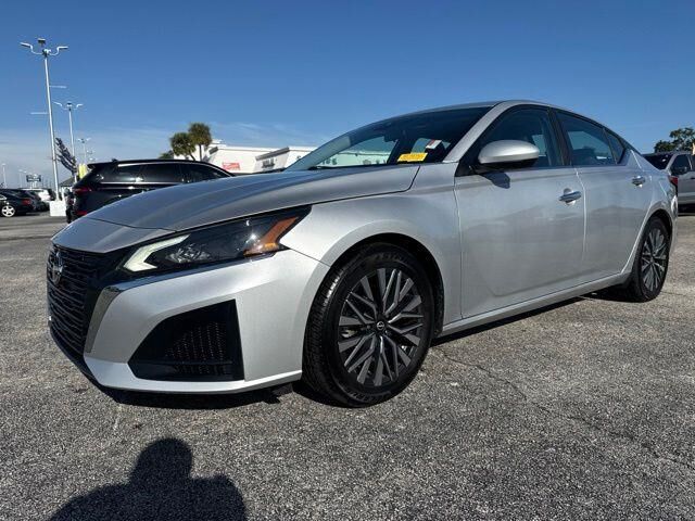 2023 Nissan Altima 2.5 SV — photo 1 of 20