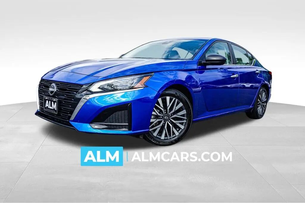 2025 Nissan Altima 2.5 SV — photo 1 of 32