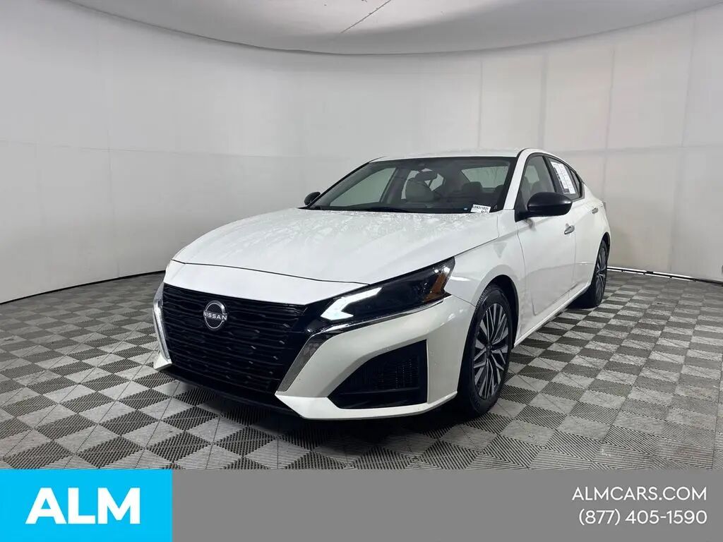 2025 Nissan Altima 2.5 SV — photo 1 of 10