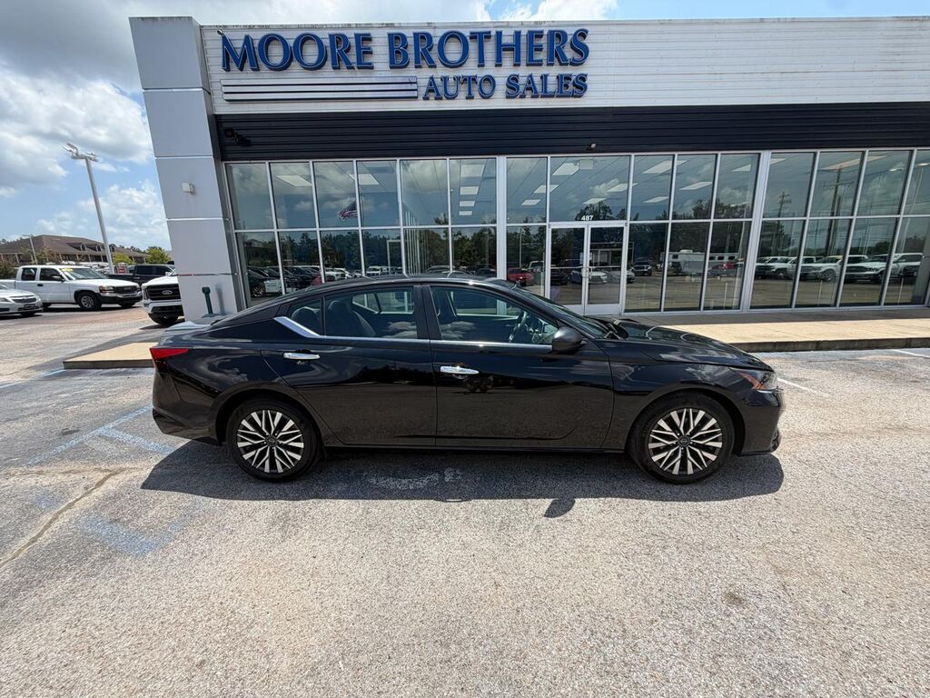 2025 Nissan Altima — photo 1 of 11