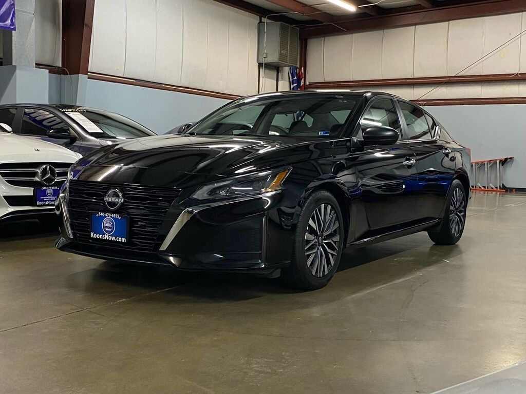 2025 Nissan Altima SV — photo 1 of 13