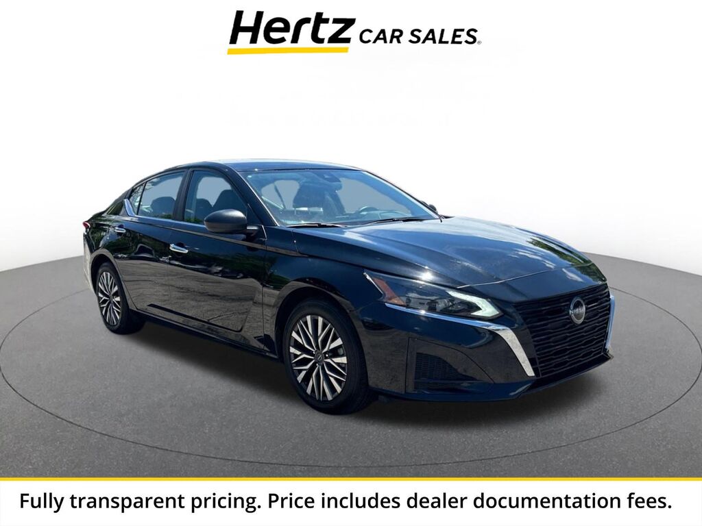 2025 Nissan Altima SV — photo 1 of 13