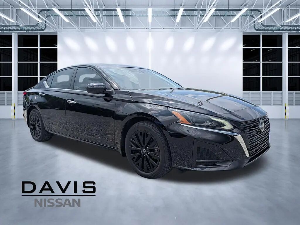 2025 Nissan Altima 2.5 SV — photo 1 of 13