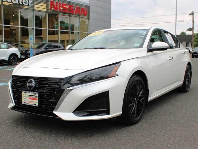 2025 Nissan Altima 2.5 SV — photo 1 of 32
