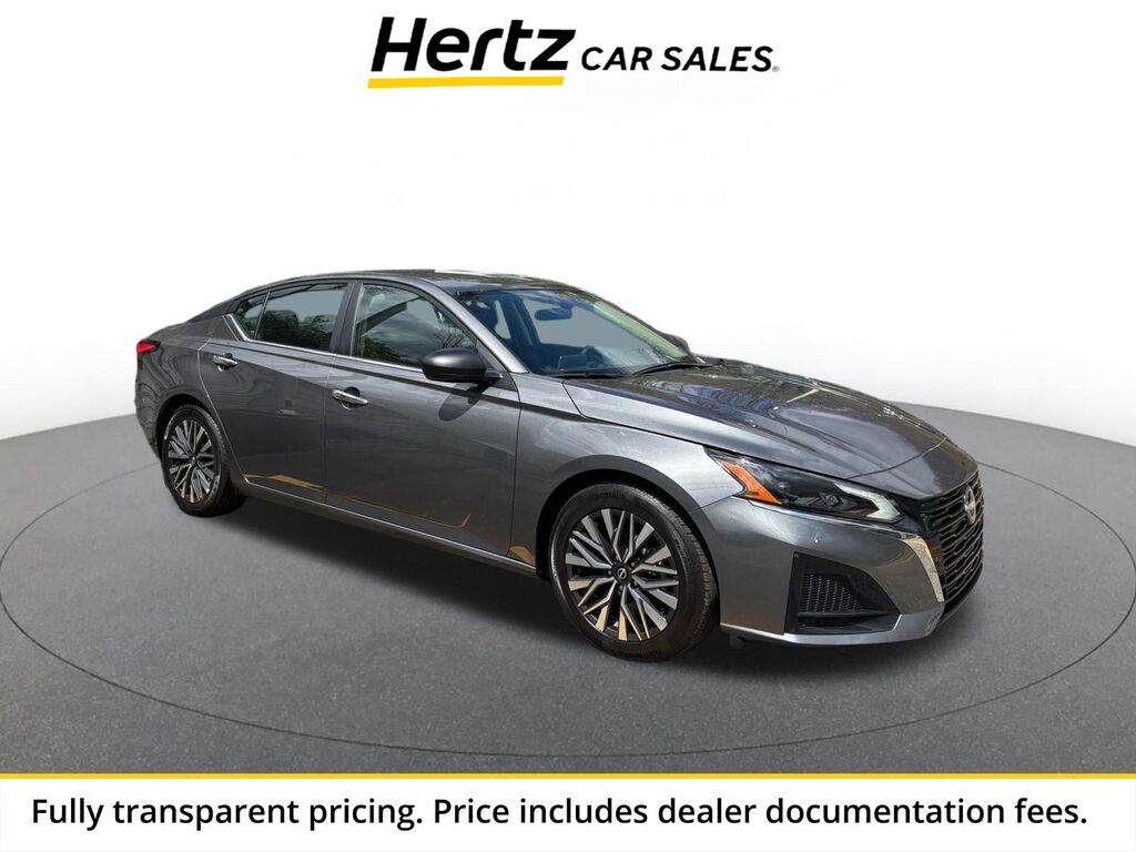 2025 Nissan Altima SV — photo 1 of 13