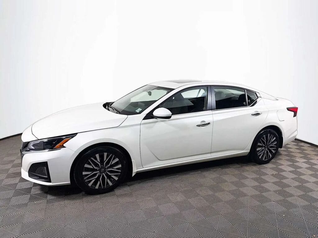 2023 Nissan Altima 2.5 SV — photo 1 of 13
